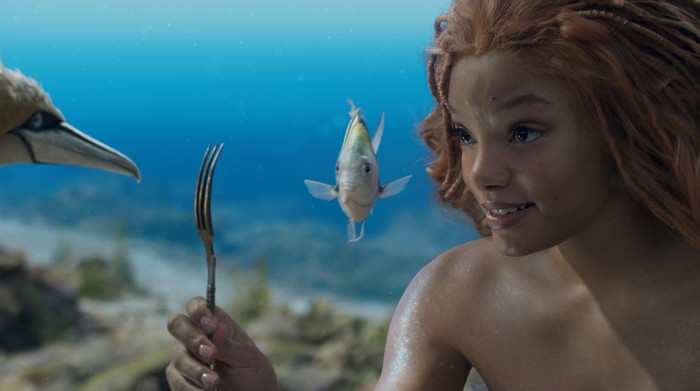 (L-R): Scuttle (voiced by Awkwafina), Flounder (voiced by Jacob Tremblay), and Halle Bailey as Ariel in Disneys live-action THE LITTLE MERMAID. Photo courtesy of Disney. © 2023 Disney Enterprises, Inc. All Rights Reserved.