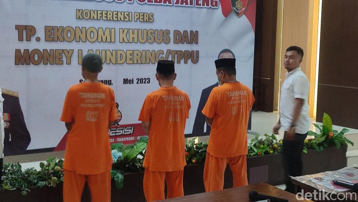 Tiga tersangka kasus penggelapan dana pembangunan RS milik sebuah yayasan di Kudus, Rabu (24/5/2023).