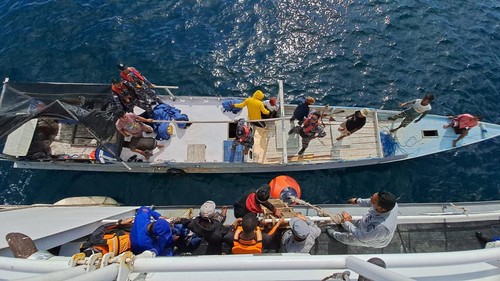 Tim SAR gabungan saat mengevakuasi 12 nelayan asal Rote Ndao, NTT, yang terdampar akibat terkena badai di perairan Australia. (Istimewa)