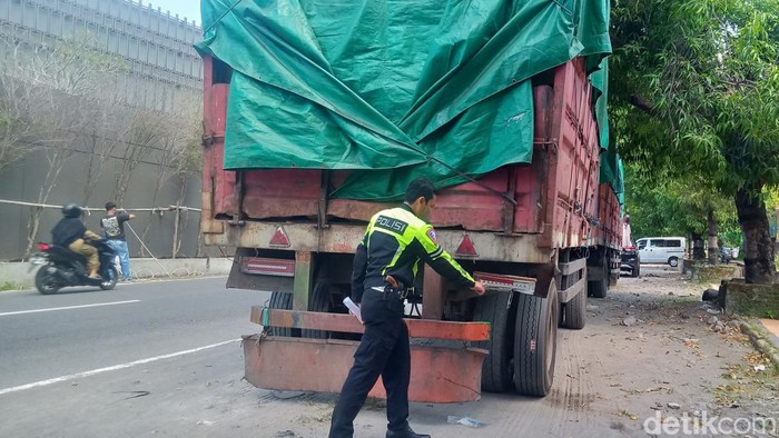 Truk gandeng yang terlibat kecelakaan maut dengan pemotor di Jalan Jogja-Solo, Klaten, Rabu (24/5/2023).