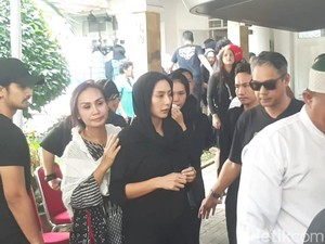 Kondisi Tyas Mirasih Saat Pemakaman Ibunda