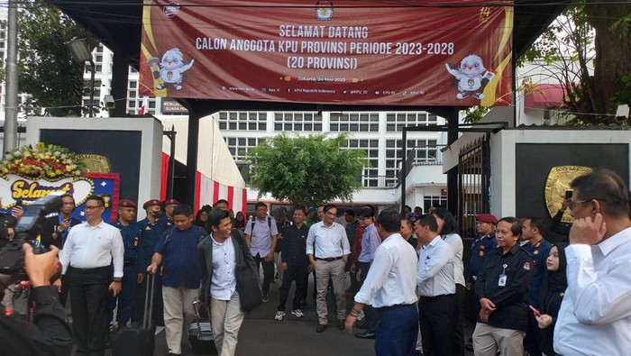 Usai Dilantik, 106 Anggota KPU Provinsi Jalani Pelatihan di Rindam JayaUsai Dilantik, 106 Anggota KPU Provinsi Jalani Pelatihan di Rindam Jaya (Anggi.detikcom)