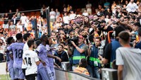 Buntut dari serangan rasis tersebut diantaranya, menjatuhkan hukuman kepada Valencia dari Federasi Sepakbola Spanyol (REFF) berupa menutup Stadion Mestalla hingga sebagian tribun penonton ditutup dan denda sebesar 45 ribu euro (Rp 722 juta). Tak hanya itu, sebanyak 6 wasit yang memimpin pertandingan akhir pekan lalu dipecat karena tidak membela Vini saat rasis terjadi. Pihak kepolisian setempat juga sudah menangkap tujuh orang terkait serangan rasialis kepada Vinicius. NurPhoto via Getty Images/NurPhoto