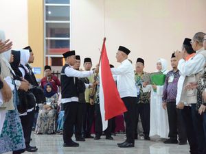 Wakil Ketua Komisi VIII DPR Lepas Keberangkatan Kloter I Haji Sumatera Utara