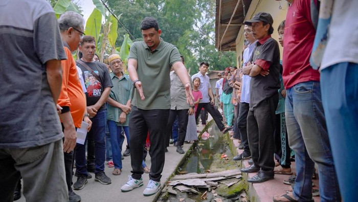 Wali Kota Medan Bobby Nasution saat mengecek kondisi drainase di Medan Denai