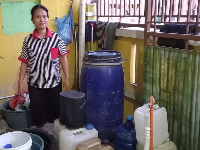 Warga Medan saat menujukkan jerigen kosong karena air mati