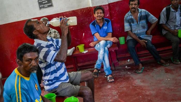 Warga Sri Lanka Ternyata Juga Suka Minum Tuak A toddy shop worker fills a vessel containing palm wine, or toddy as it is locally known, at a shop in Colombo on May 23, 2023. (Photo by Ishara S. KODIKARA / AFP) (Photo by ISHARA S. KODIKARA/AFP via Getty Images)