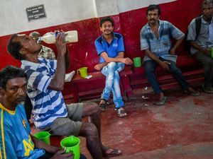 Warga Sri Lanka Ternyata Juga Suka Minum Tuak