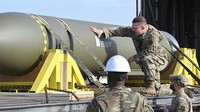 Dalam foto yang dirilis oleh Angkatan Udara AS pada 2 Mei 2023 ini, para penerbang melihat GBU-57, atau bom Penetrator Persenjataan Besar-besaran, di Pangkalan Udara Whiteman di Missouri. Pangkalan itu merupakan markas bagi armada pesawat pengebom siluman B-2, yang menjadi satu-satunya pesawat tempur AS yang bisa mengangkut dan menjatuhkan GBU-57. U.S. Air Force/AP Photo