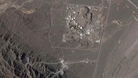 Pada tahun 2021, dinas mata-mata Israel, Mossad, pernah melakukan operasi sabotase di fasilitas nuklir Natanz. Iran pun berang dengan serangan ini. Hubungan kedua negara pun masih terus memanas hingga saat ini. (AP/Planet Labs PBC)