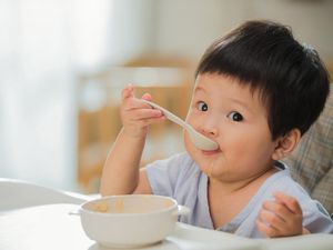 10 Makanan yang Harus Dihindari untuk Bayi Usia 6 Bulan ke Atas