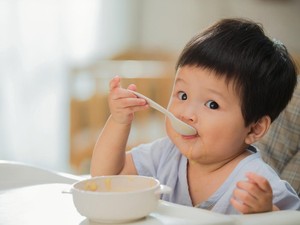 10 Makanan yang Harus Dihindari untuk Bayi Usia 6 Bulan ke Atas