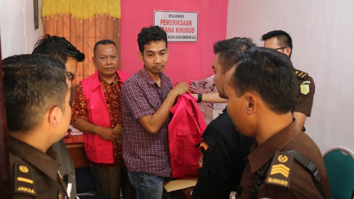 2 Tersangka kasus dugaan korupsi ditangkap Kejari OKU