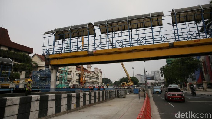 Empat JPO Harmoni-Mangga Besar mulai dilakukan pembongkaran. Hal ini dilakukan untuk persiapan pembangunan konstruksi MRT Jakarta.