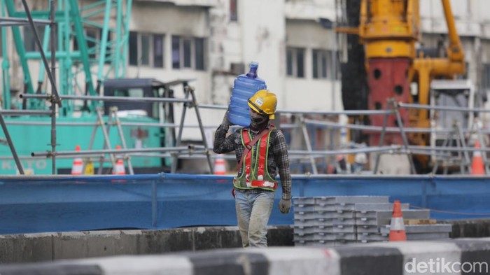 Empat JPO Harmoni-Mangga Besar mulai dilakukan pembongkaran. Hal ini dilakukan untuk persiapan pembangunan konstruksi MRT Jakarta.