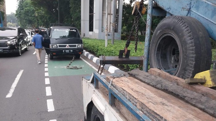 Ada Kendaraan Gangguan Mesin di Jl S Parman arah Slipi, Lalin Tersendat