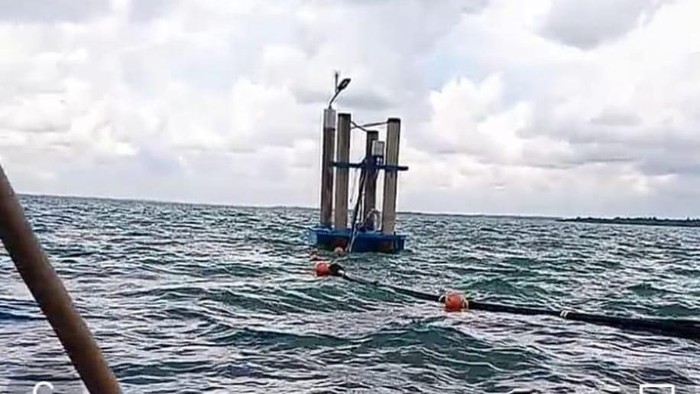 Air Laut 'Disulap' Jadi Air Minum, Kok Bisa? Nih Alatnya Pembangunan SPAM Pulau Penyengat, Kota Tanjungpinang, Riau, dikerjakan menggunakan teknologi Sea Water Reverse Osmosis (SWRO). SWRO mengolah air laut menjadi air tawar.