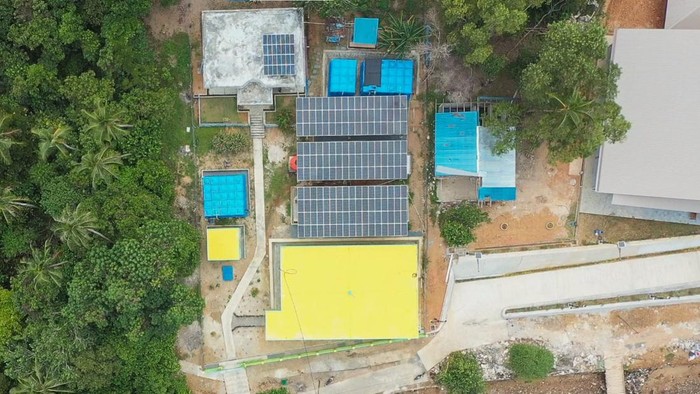 Air Laut 'Disulap' Jadi Air Minum, Kok Bisa? Nih Alatnya Pembangunan SPAM Pulau Penyengat, Kota Tanjungpinang, Riau, dikerjakan menggunakan teknologi Sea Water Reverse Osmosis (SWRO). SWRO mengolah air laut menjadi air tawar.