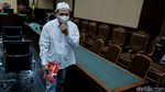 AKBP Bambang Kayun Berpeci Putih Jalani Sidang Dakwaan