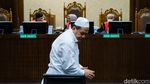 AKBP Bambang Kayun Berpeci Putih Jalani Sidang Dakwaan