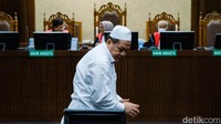 AKBP Bambang Kayun didakwa menerima suap untuk mengurus perkara terkait pemalsuan surat dalam perebutan hak waris perusahaan kapal, PT Aria Citra Mulia. Jaksa KPK menyebut Bambang menerima suap berupa uang dan mobil Toyota Fortuner dengan total sebesar Rp 57 miliar.