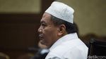AKBP Bambang Kayun Berpeci Putih Jalani Sidang Dakwaan