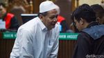 AKBP Bambang Kayun Berpeci Putih Jalani Sidang Dakwaan