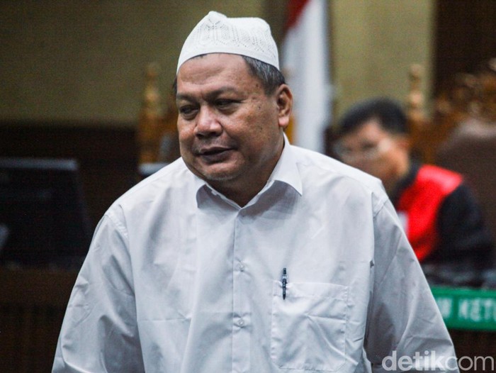 AKBP Bambang Kayun Berpeci Putih Jalani Sidang Dakwaan