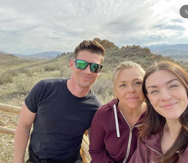 Meski begitu, Alana Megan dan Kevin selama ini berusaha menghadapi hal negatif bersama dan mengaku bahwa hubungan mereka justru semakin kuat. Ketiganya berbagi segalanya, mulai dari tagihan, membuat daftar tugas hingga liburan bersama. Foto: Dok. Instagram/@campthrouple