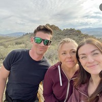 Meski begitu, Alana Megan dan Kevin selama ini berusaha menghadapi hal negatif bersama dan mengaku bahwa hubungan mereka justru semakin kuat. Ketiganya berbagi segalanya, mulai dari tagihan, membuat daftar tugas hingga liburan bersama. Foto: Dok. Instagram/@campthrouple