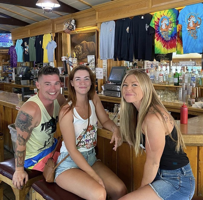 Pasangan throuple tersebut membagi kisah asmara tidak biasa mereka lewat TikTok @campthrouple. Hujatan dari netizen kerap kali dilontarkan untuk mereka. “Menjijikan,” begitu komentar salah satu netizen.  Foto: Dok. Instagram/@campthrouple