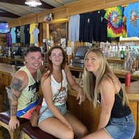 Pasangan throuple tersebut membagi kisah asmara tidak biasa mereka lewat TikTok @campthrouple. Hujatan dari netizen kerap kali dilontarkan untuk mereka. “Menjijikan,” begitu komentar salah satu netizen.  Foto: Dok. Instagram/@campthrouple