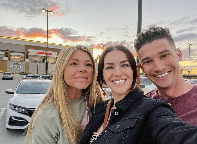 Alana, si cantik berambut coklat gelap itu memiliki pacar bernama Kevin. Namun setelah menjalani hubungan monogami, Alana bosan dan ingin mencari sensasi dengan mengeksplorasi hubungan cinta. Foto: Dok. Instagram/@campthrouple