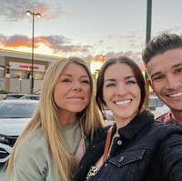 Alana, si cantik berambut coklat gelap itu memiliki pacar bernama Kevin. Namun setelah menjalani hubungan monogami, Alana bosan dan ingin mencari sensasi dengan mengeksplorasi hubungan cinta. Foto: Dok. Instagram/@campthrouple