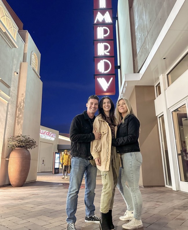 “Kami tertarik untuk berkomitmen pada hubungan seperti ini setelah mengobrol setiap hari selama sebulan, dan setelah bertemu langsung di kafe, kami menyadari bahwa kami langsung cocok,” aku Alana.  Foto: Dok. Instagram/@campthrouple