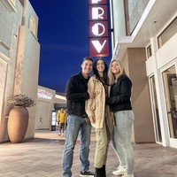 “Kami tertarik untuk berkomitmen pada hubungan seperti ini setelah mengobrol setiap hari selama sebulan, dan setelah bertemu langsung di kafe, kami menyadari bahwa kami langsung cocok,” aku Alana.  Foto: Dok. Instagram/@campthrouple