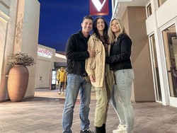 8 Foto Kehidupan Kontroversial Pasangan Throuple, Punya 2 Pacar & Tidur Bersama