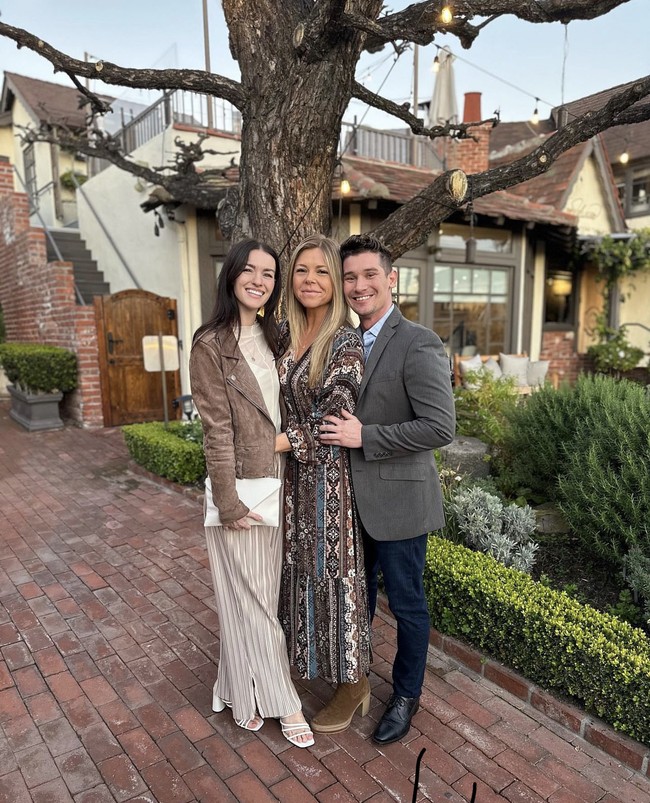 “Kami semua tidur bersama, di tempat tidur berukuran besar, dan kami sering berganti-gantian atau tidur bergiliran. Kami memiliki momen intim satu lawan satu dan juga bersama-sama. Kami tidak cemburu satu sama lain,” terang Alana.  Foto: Dok. Instagram/@campthrouple