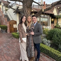 “Kami semua tidur bersama, di tempat tidur berukuran besar, dan kami sering berganti-gantian atau tidur bergiliran. Kami memiliki momen intim satu lawan satu dan juga bersama-sama. Kami tidak cemburu satu sama lain,” terang Alana.  Foto: Dok. Instagram/@campthrouple