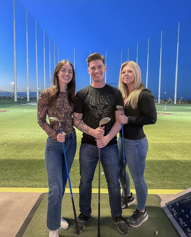 Pasangan tersebut kini melakukan banyak hal bersama. Mulai dari melakukan hobi bersama sampai tidur di kasur yang sama.  Foto: Dok. Instagram/@campthrouple