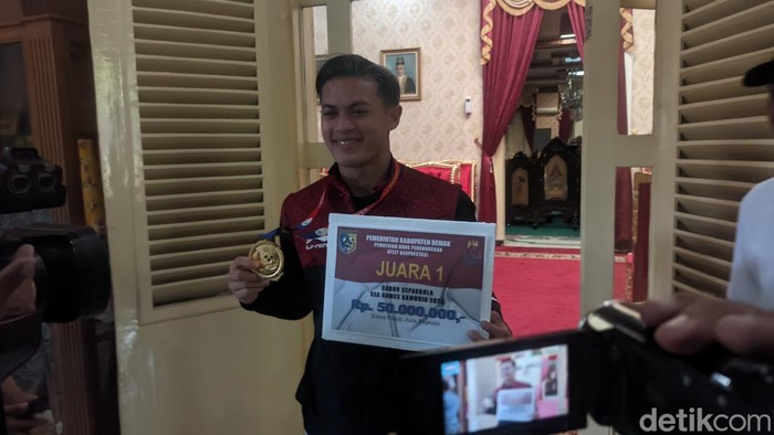 Dewangga dan atlet dayung asal Demak mendapat apresiasi dari Pemkab.