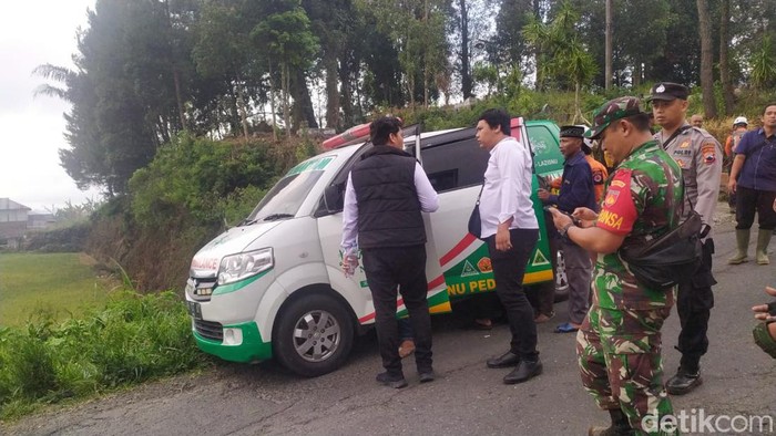 Ambulans yang membawa jenazah Kuwat Santoso, korban dukun palsu pengganda uang Slamet Tohari Banjarnegara ke Sleman, Kamis (25/5/2023).