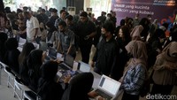 Ribuan mahasiswa melakukan registrasi untuk menghadiri Acara #DemiIndonesia Goes to Campus Universitas Airlangga (Unair) Surabaya, Kamis (25/5/2023).