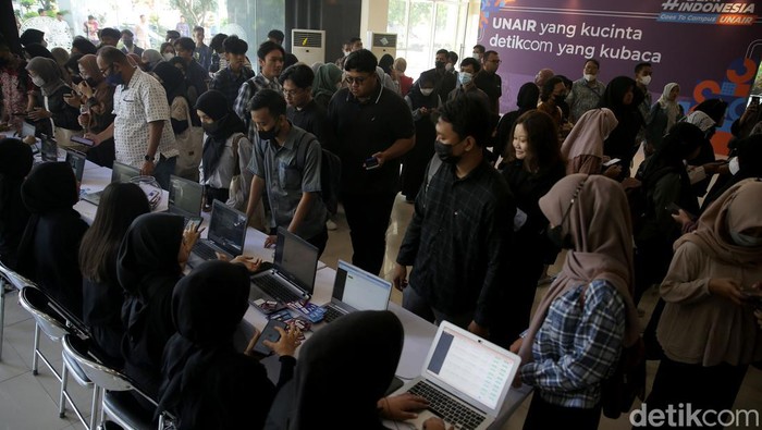Antusias Ribuan Mahasiswa Padati #DemiIndonesia Goes To Campus UNAIR Ribuan mahasiswa memadati Airlangga Convention Center untuk menghadiri Acara #DemiIndonesia Goes to Campus Universitas Airlangga (Unair) Surabaya, Kamis 25 Mei 2023.