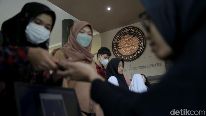 Ribuan mahasiswa memadati Airlangga Convention Center untuk menghadiri Acara #DemiIndonesia Goes to Campus Universitas Airlangga (Unair) Surabaya, Kamis 25 Mei 2023.