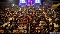 Ribuan mahasiswa memadati Airlangga Convention Center untuk menghadiri Acara #DemiIndonesia Goes to Campus Universitas Airlangga (Unair).  
