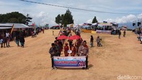 Arak-arakan yang ikut meramaikan festival. Walau saat itu terik, tak melunturkan semangat warga untuk meramaikan festival.