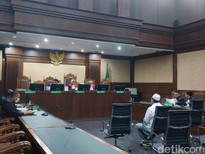 Bambang Kayun Didakwa Terima Suap Uang dan Fortuner Total Rp 57 M
