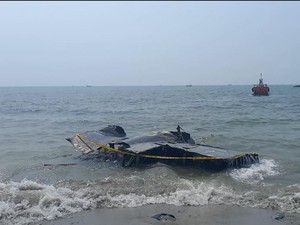 Bangkai Pesawat PD 2 Masih di Pantai Lamongan Usai 5 Hari Ditemukan