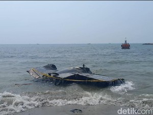 Nasib Bangkai Pesawat Perang Dunia 2 Masih di Pinggir Pantai Lamongan